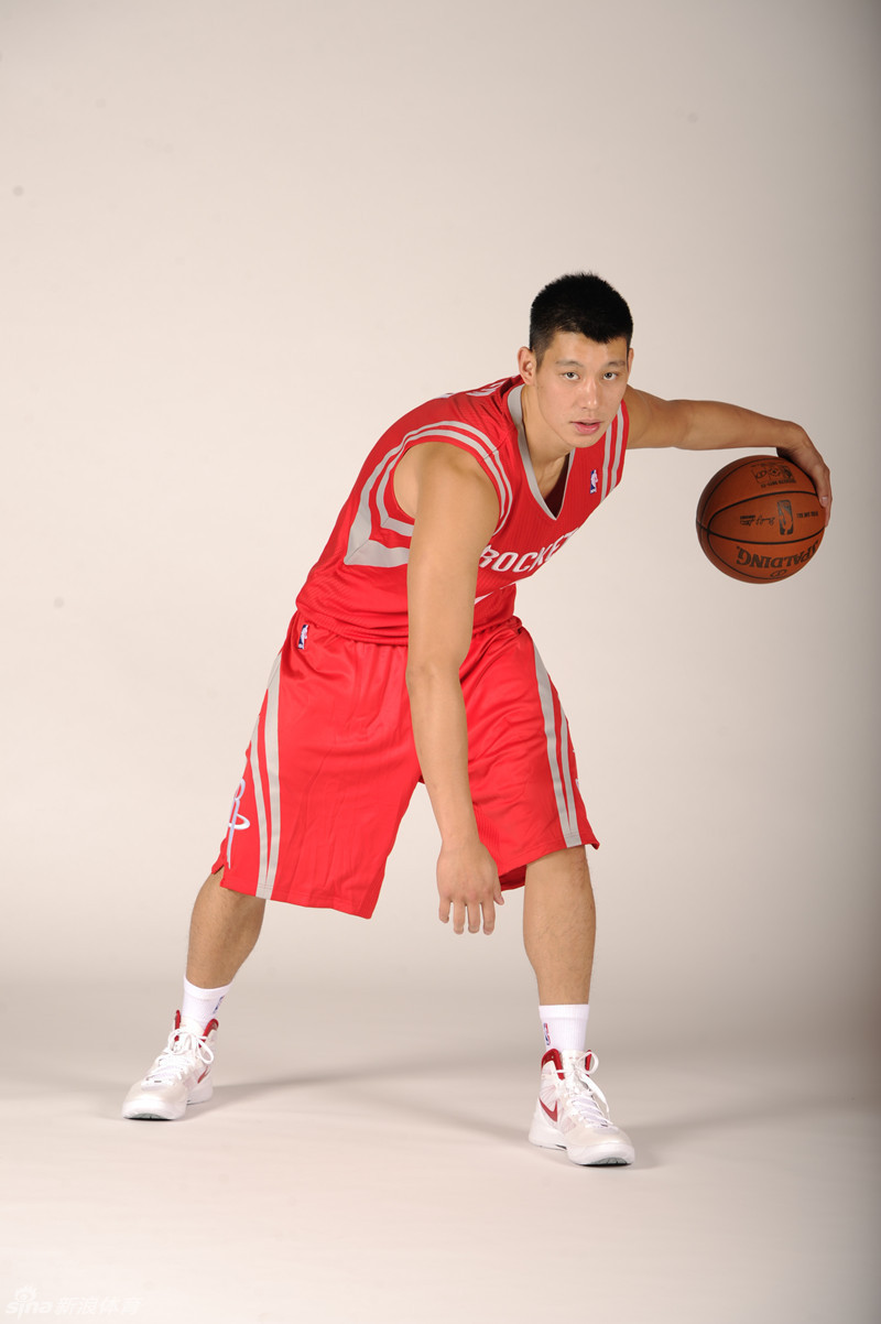 转会期山东泰山调整名单以备NBA常规赛；调整名单环节打磨；更衣室稳定；心理建设被强调的简单介绍