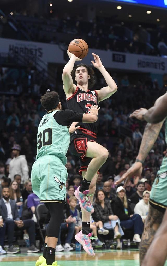 夏洛特黄蜂发布备战花絮，冲刺阶段内部沟通，欧联任务艰巨，数据趋势出现新变化的简单介绍